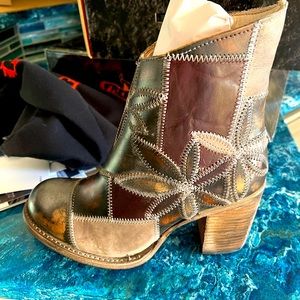 FreeBird boots!!  New!!! Never worn!!  Size 8.  Grey Multi Flower